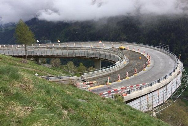 Ponte stradale in una curva a gomito (durante la sua costruzione), Svizzera