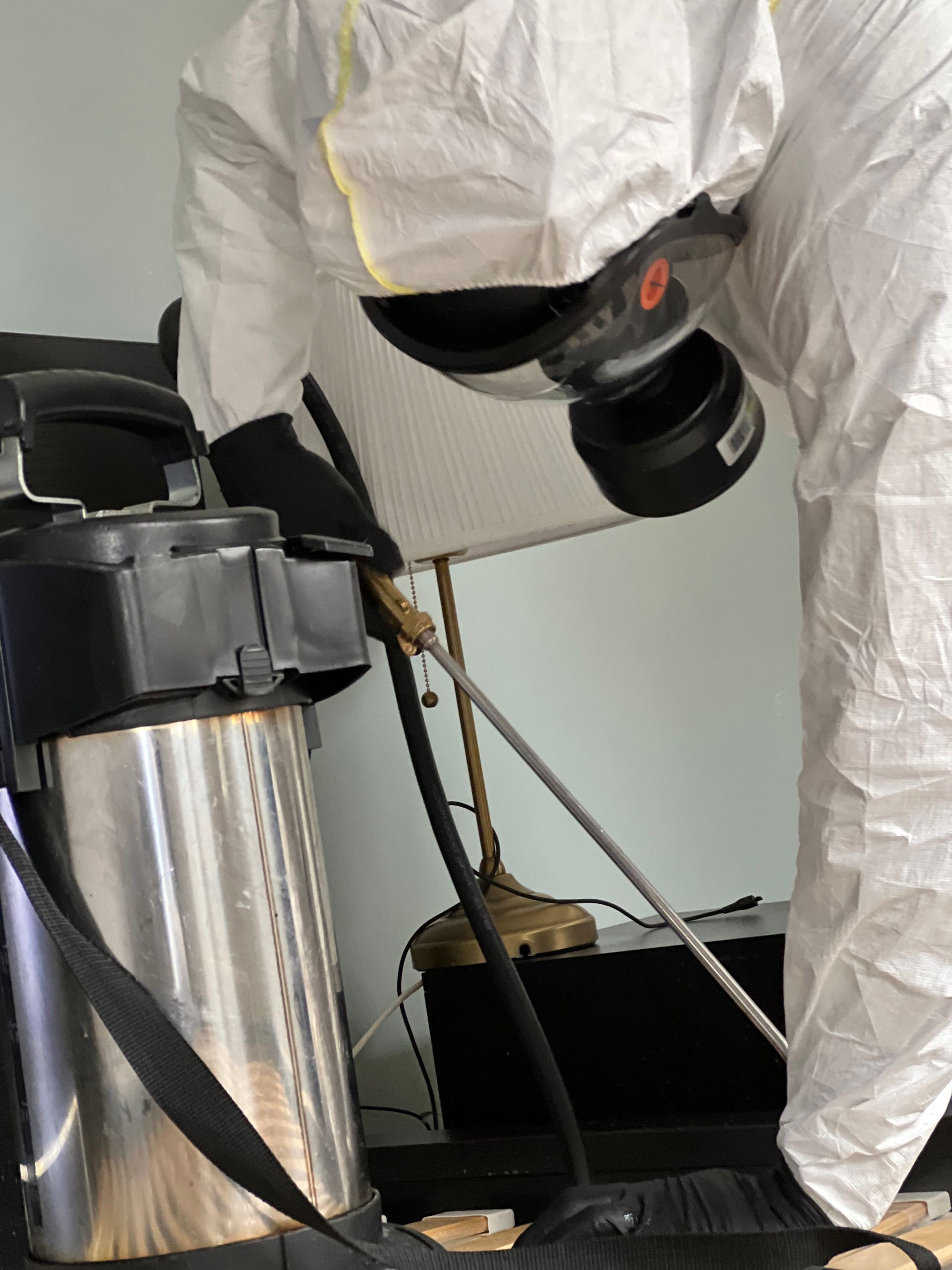 Technicien en combinaison applicant un produit anti-puces