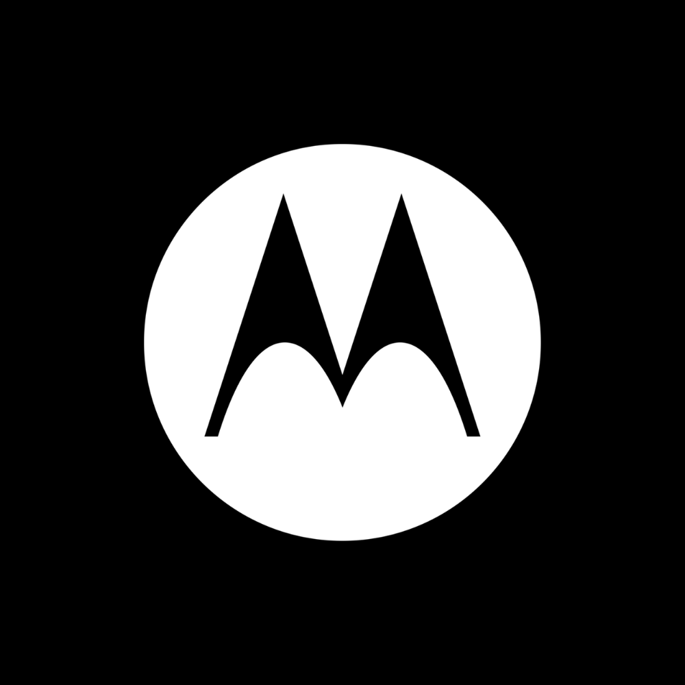 Logotipo de Motorola: una M estilizada en negro dentro de un círculo blanco sobre un fondo negro.