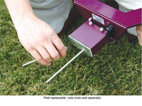 Nippu eripituisia ruostumattomasta teräksestä valmistettuja tikkuja valkoisella pohjalla.