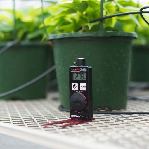 Musta ja punainen viaton digitaalinen puristinmittari