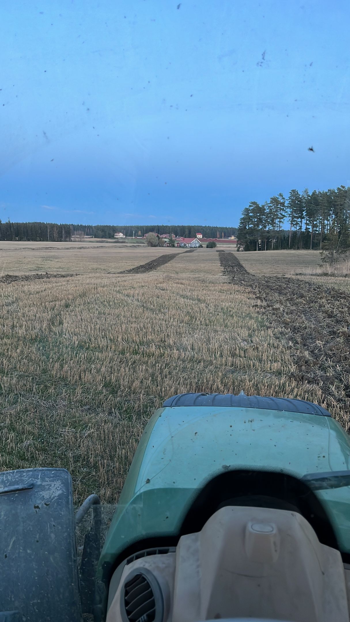 Farmnavigator automaattiohjauksella ja ajo-opastimella saat jaettua pellon sopiviin paloihin helpottaaksesi työtä.