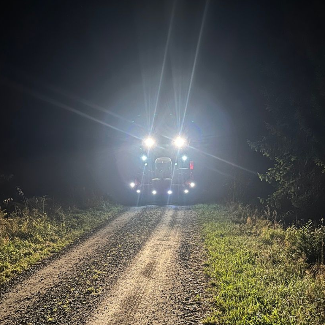 Tractor Bumper turvapuskuri lisää turvallisuutta syyspimeillä: näkyvyyttä tuovat valot ja heijastime