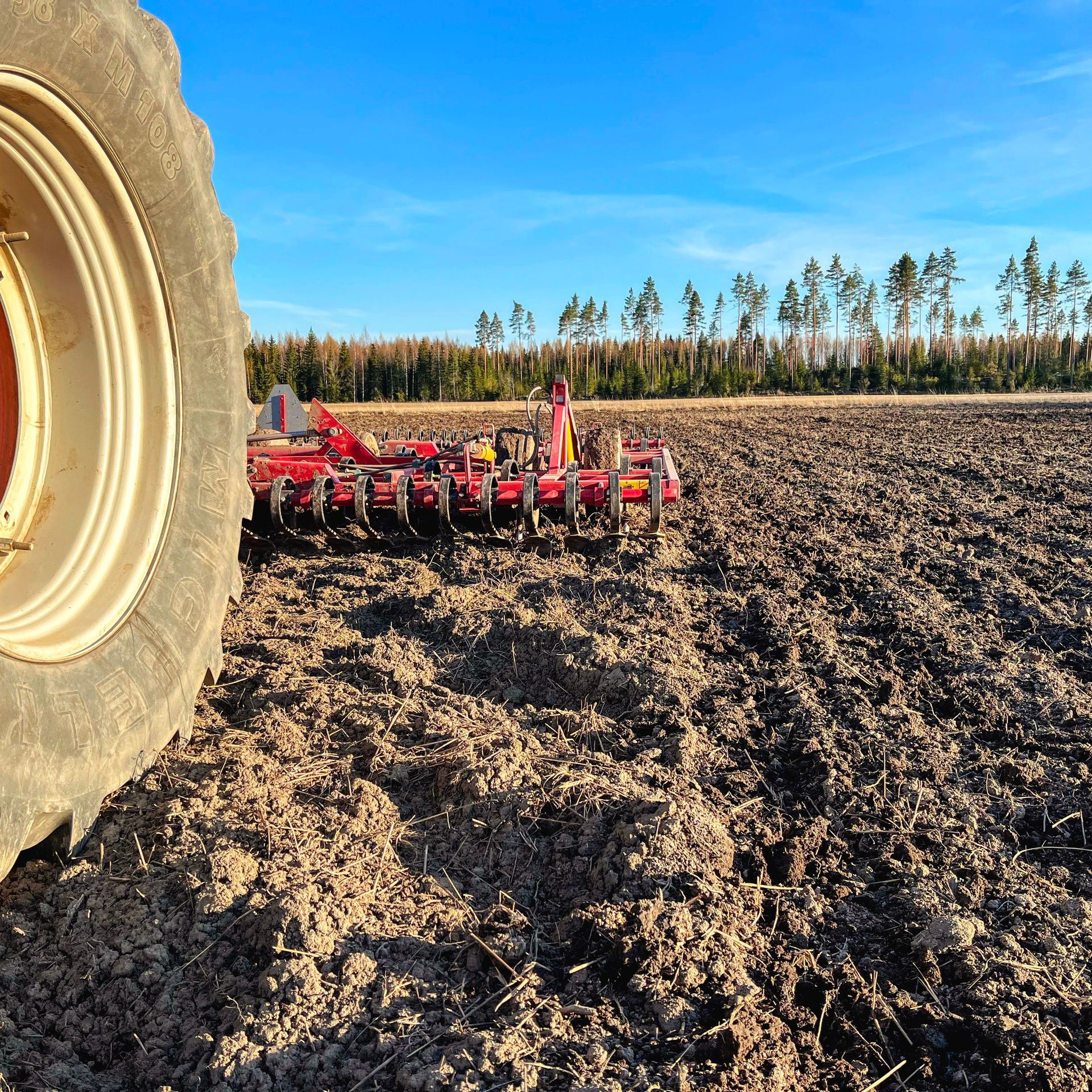 Äeastystä 6 m äkeellä ja Farmnavigator automaattiohjauksella