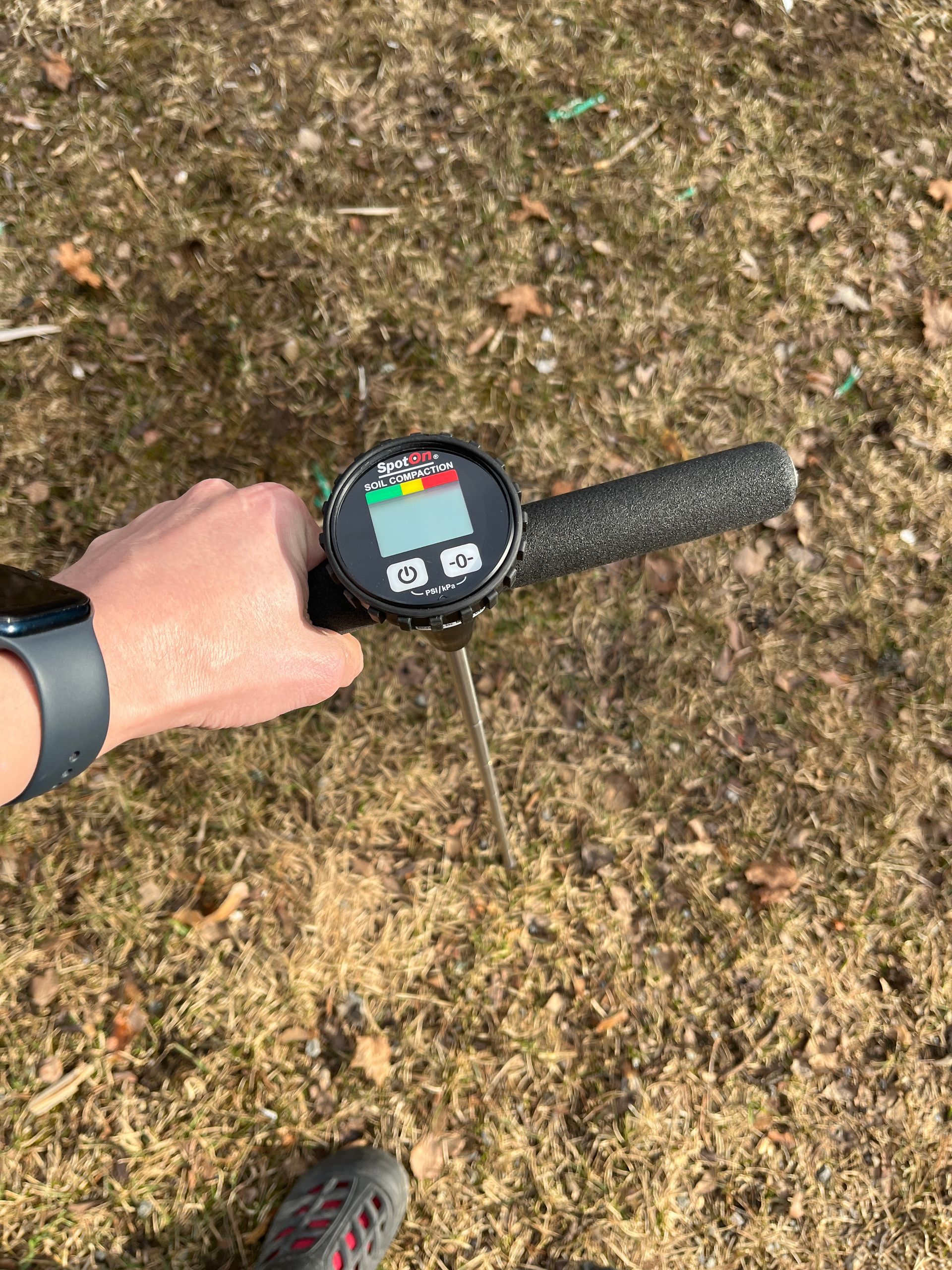 Digitaalinen penetrometri maan tiiviyden mittaamiseen