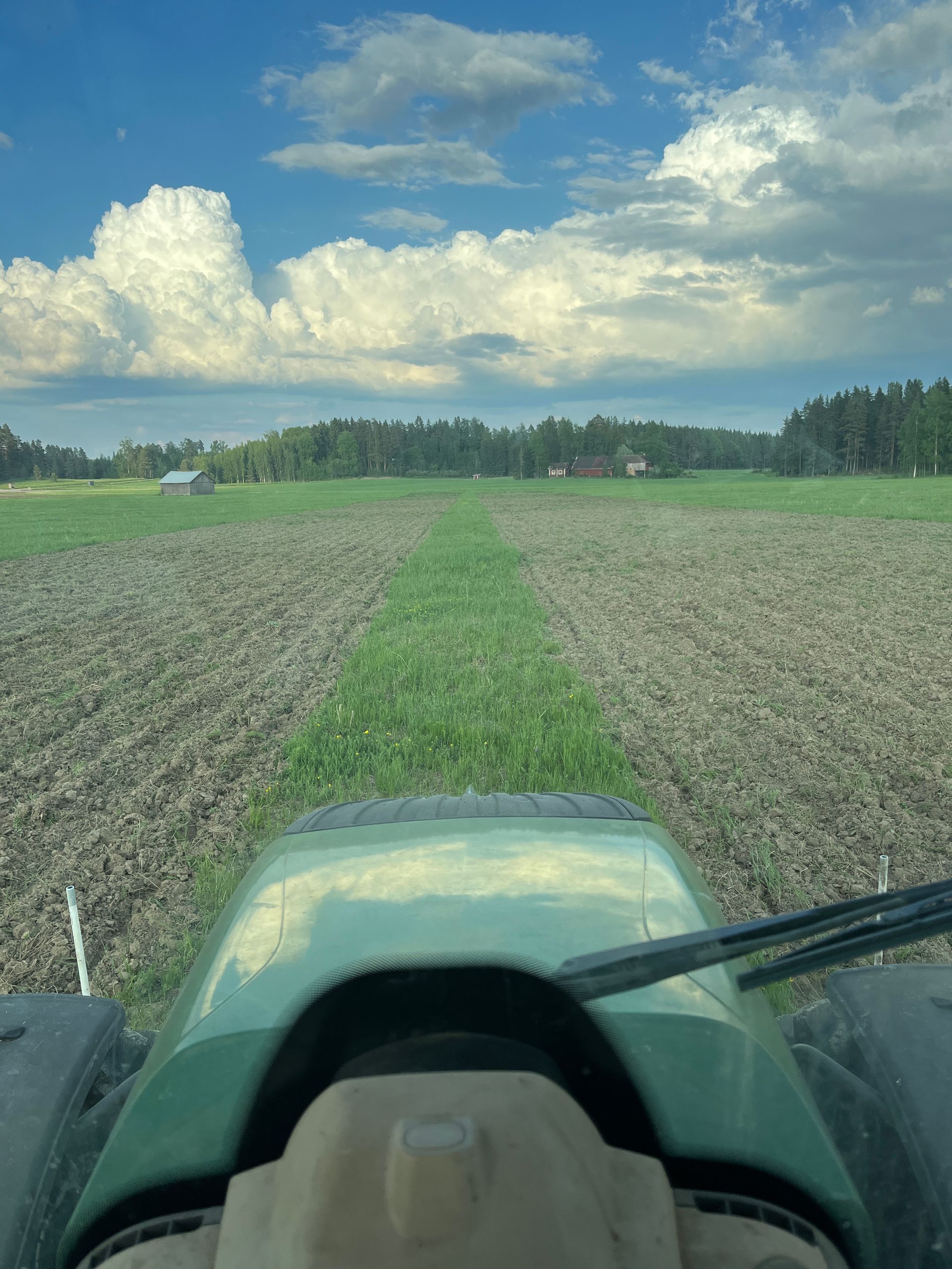 Traktorin ajo-opastus pellolla