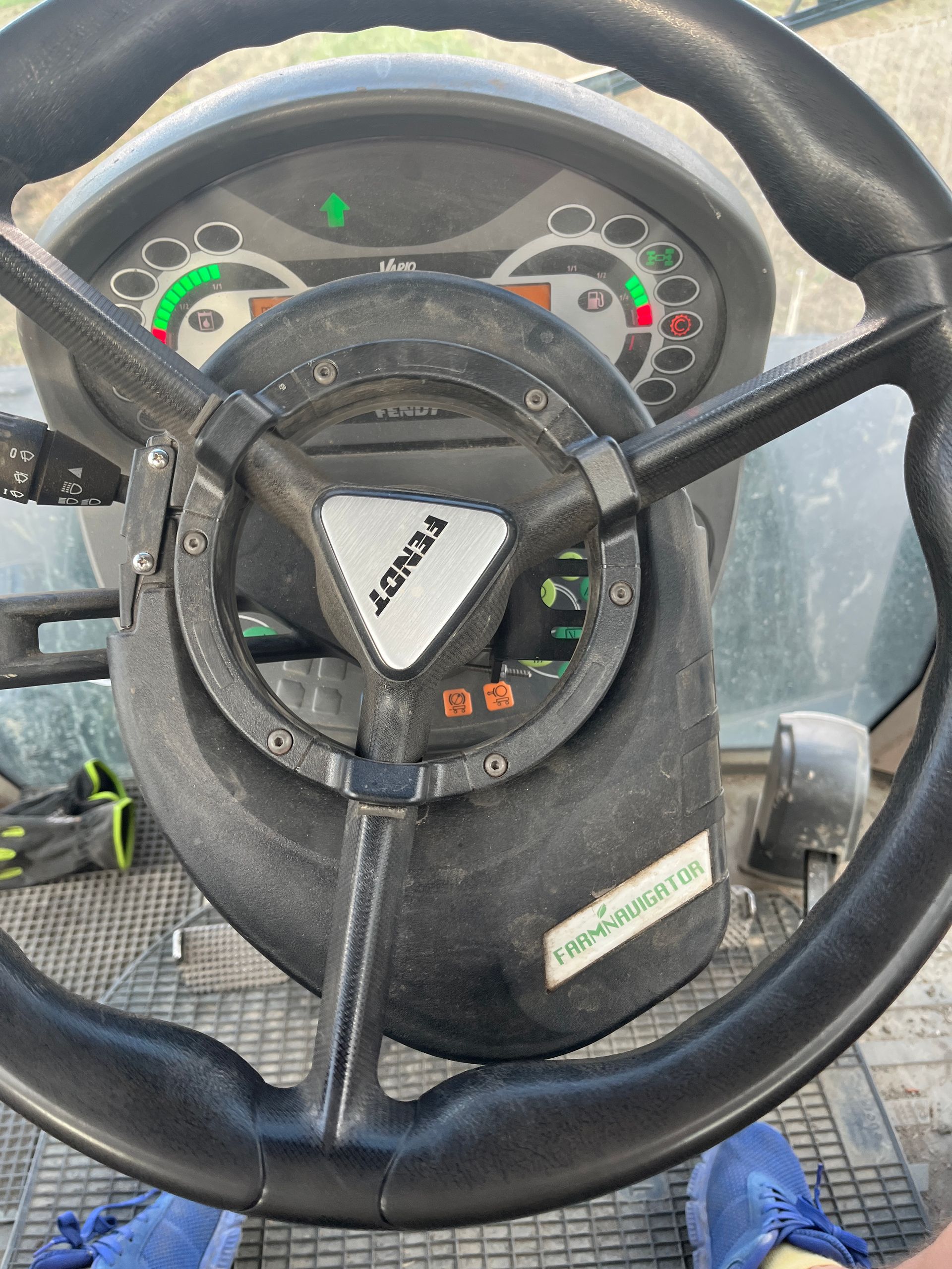 Lähikuva traktorin ohjauspyörästä