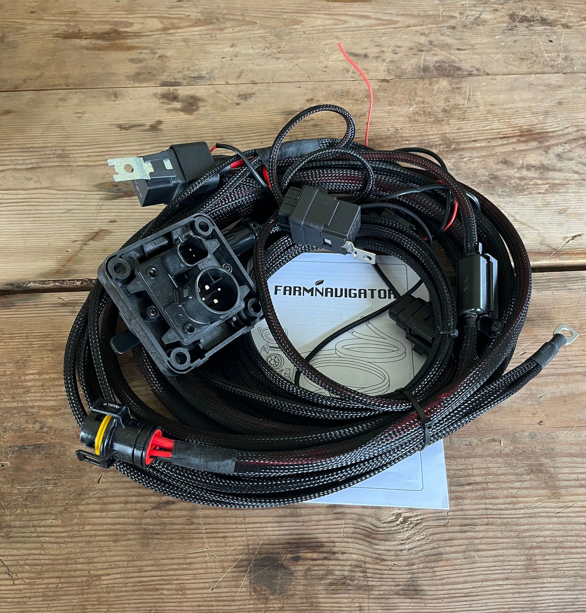 Mustavalkoinen piirros pistokkeesta, johon on kiinnitetty kaapeli.