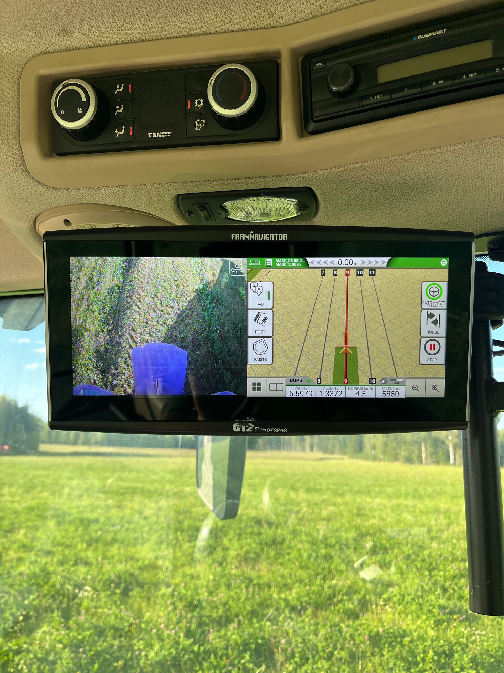 Iso näyttö on asennettu traktorin taustapeiliin.