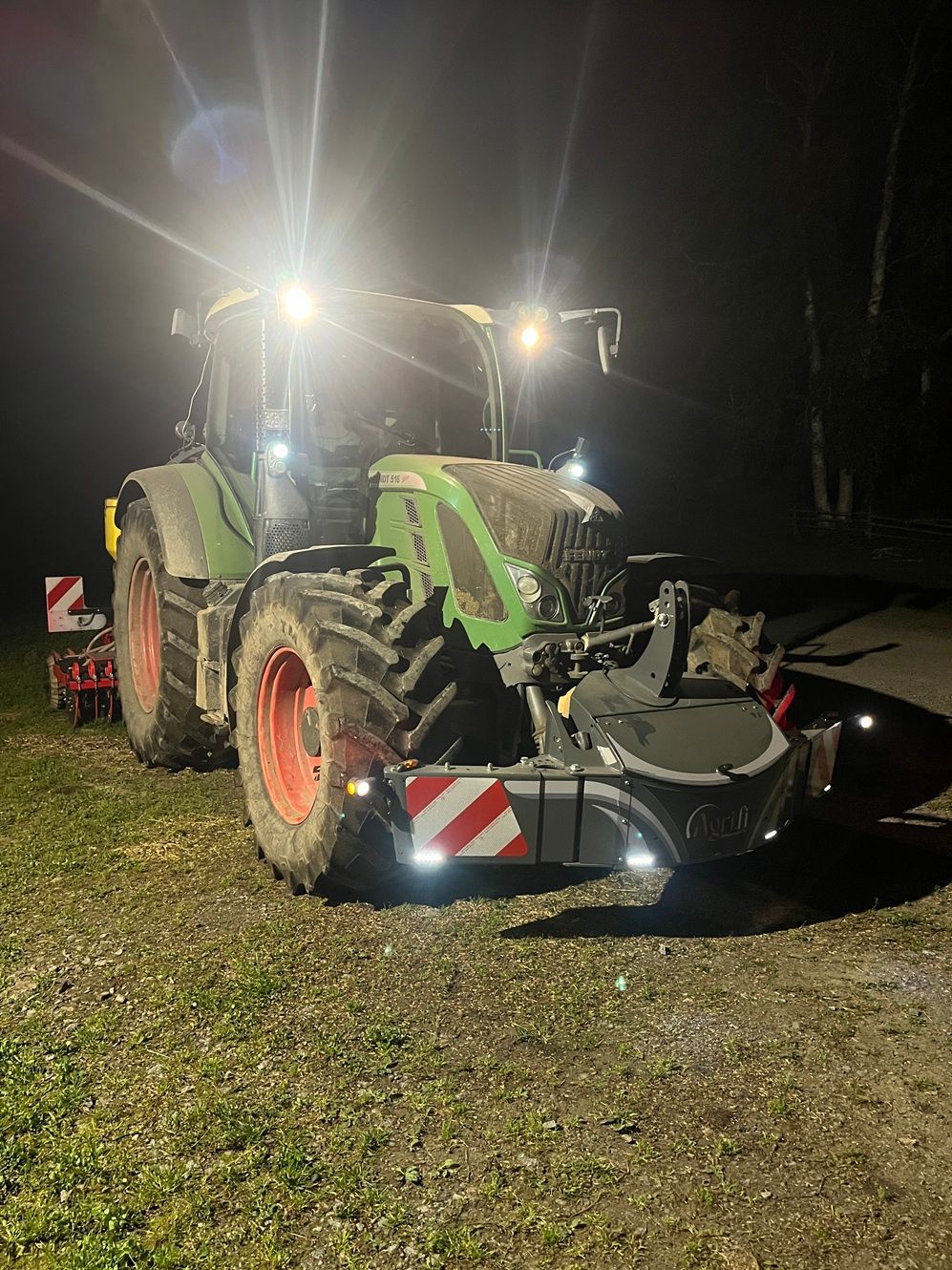 Tractor Bumper Safety Weight 800 kg painopuskuri. Äärivalot ja heijastimet, puskurin toimitukseen kuuluu vielä heijastavat reunakepit, mutta tässä ne on riisuttuna pois.