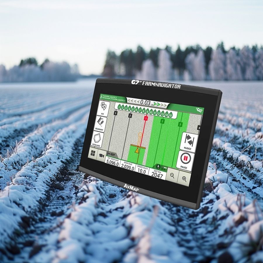 Farmnavigator ajo-opastinnäyttö talvisella pellolla, vertailussa G7 Ezy, G7 ISO ja G12 Panorama
