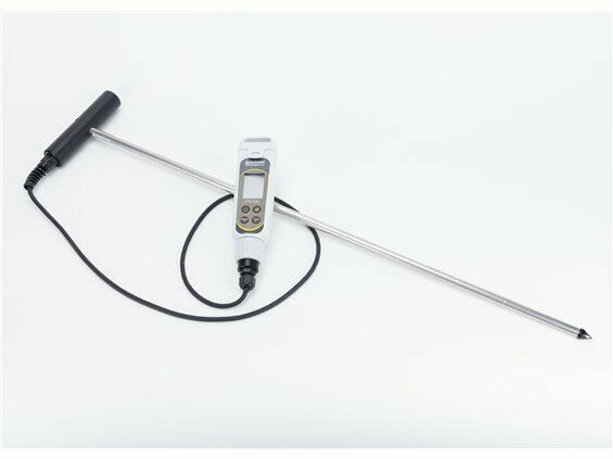 Digitaalinen lämpömittari, johon on kiinnitetty pitkä kaapeli