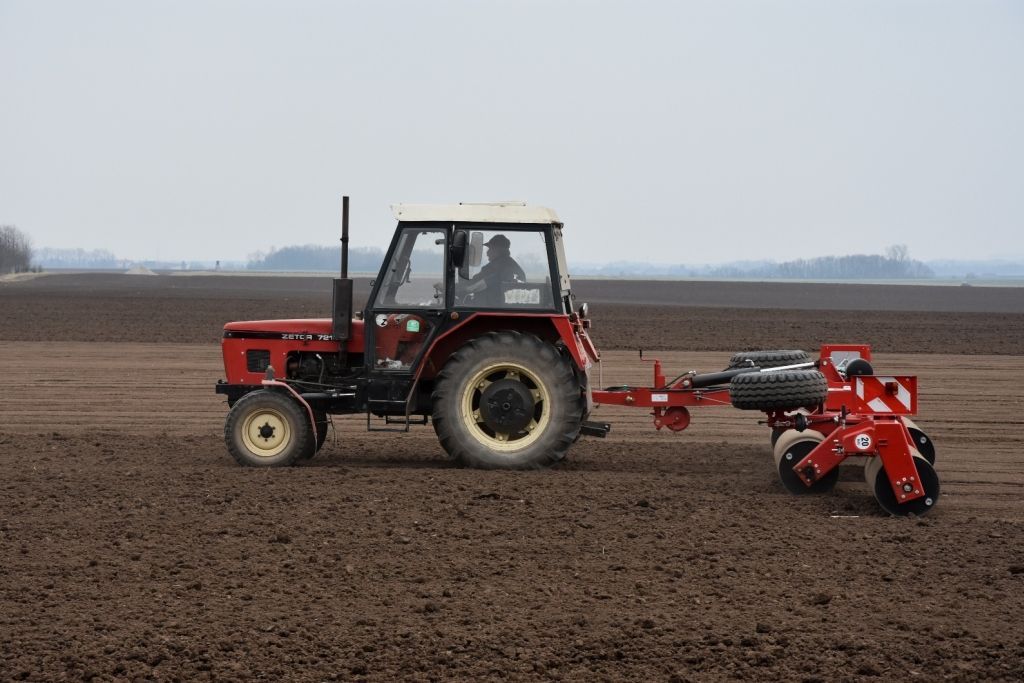 SMS Teran peltojyrä nurmipellolla