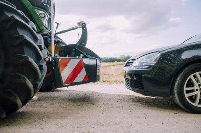 Traktoripuskuri estää tehokkaasti auton joutumisen pyörän alle.