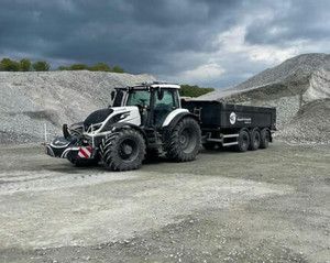 Soranajoa valtralla ja tractor bumper elementissään tuomassa liikenneturvallisuutta