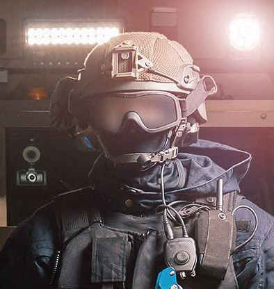 Contamos con chalecos y cascos balísticos, uniformes y unidades blindadas tipo SWAT, equipamiento de unidades tipo patrulla, sistema de videovigilancia y radiocomunicación.