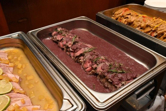 シューターズが用意した、ビュッフェスタイルのローストビーフやローストハムなどの食事