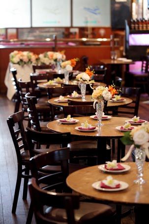 名古屋のレストランで開催された結婚式パーティーのために、花が飾られたテーブルと椅子