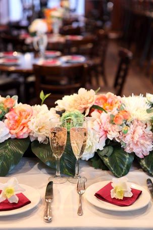 結婚式の披露宴のために、皿や食器、花が飾られたテーブル