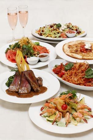 シューターズの結婚式パーティー用の料理が並んだテーブルと、2杯のシャンパンが置かれたシーン。