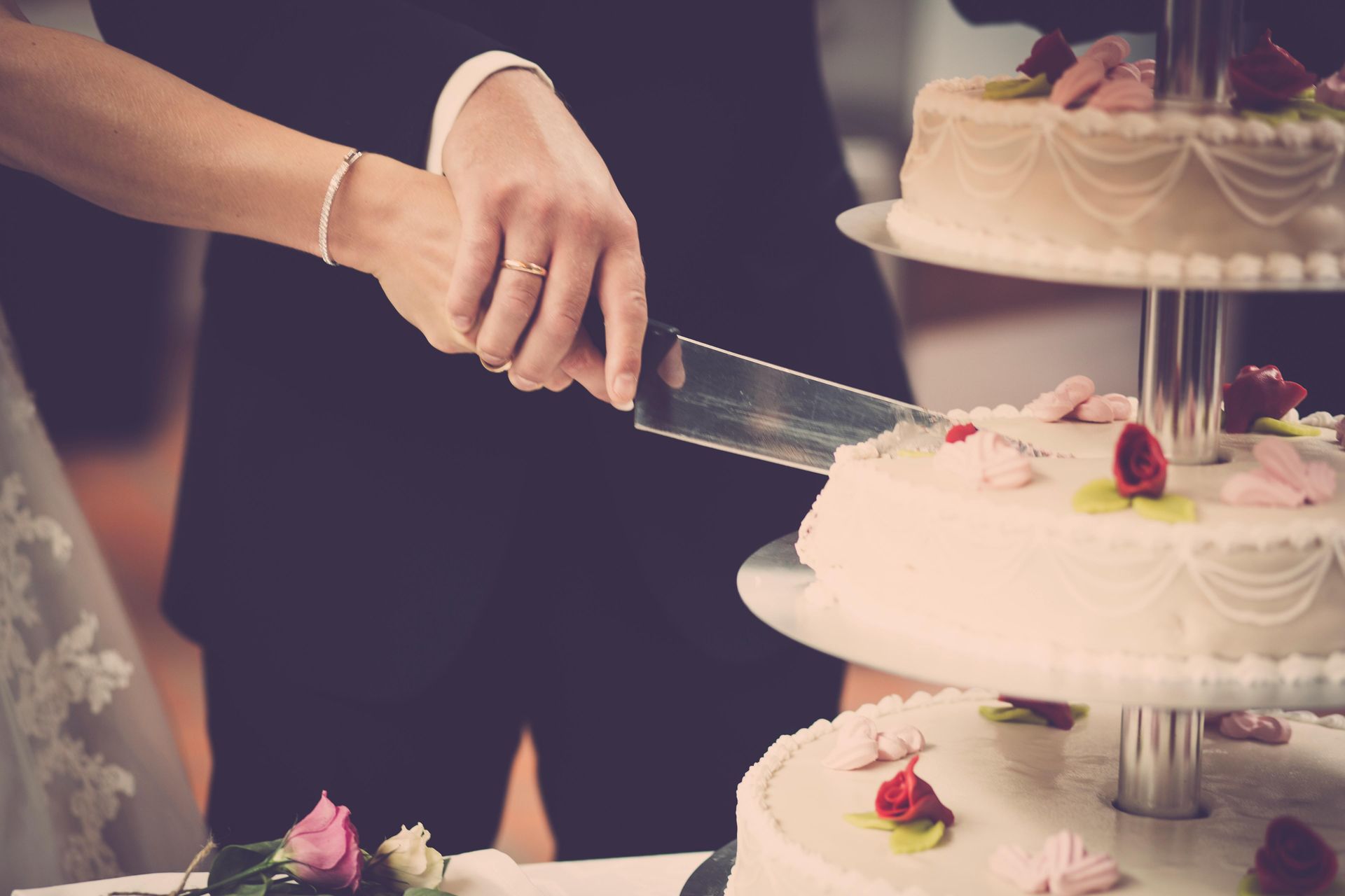 新郎新婦がウェディングケーキを切っている