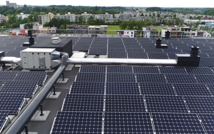 Solar panels on the top of a commercial building