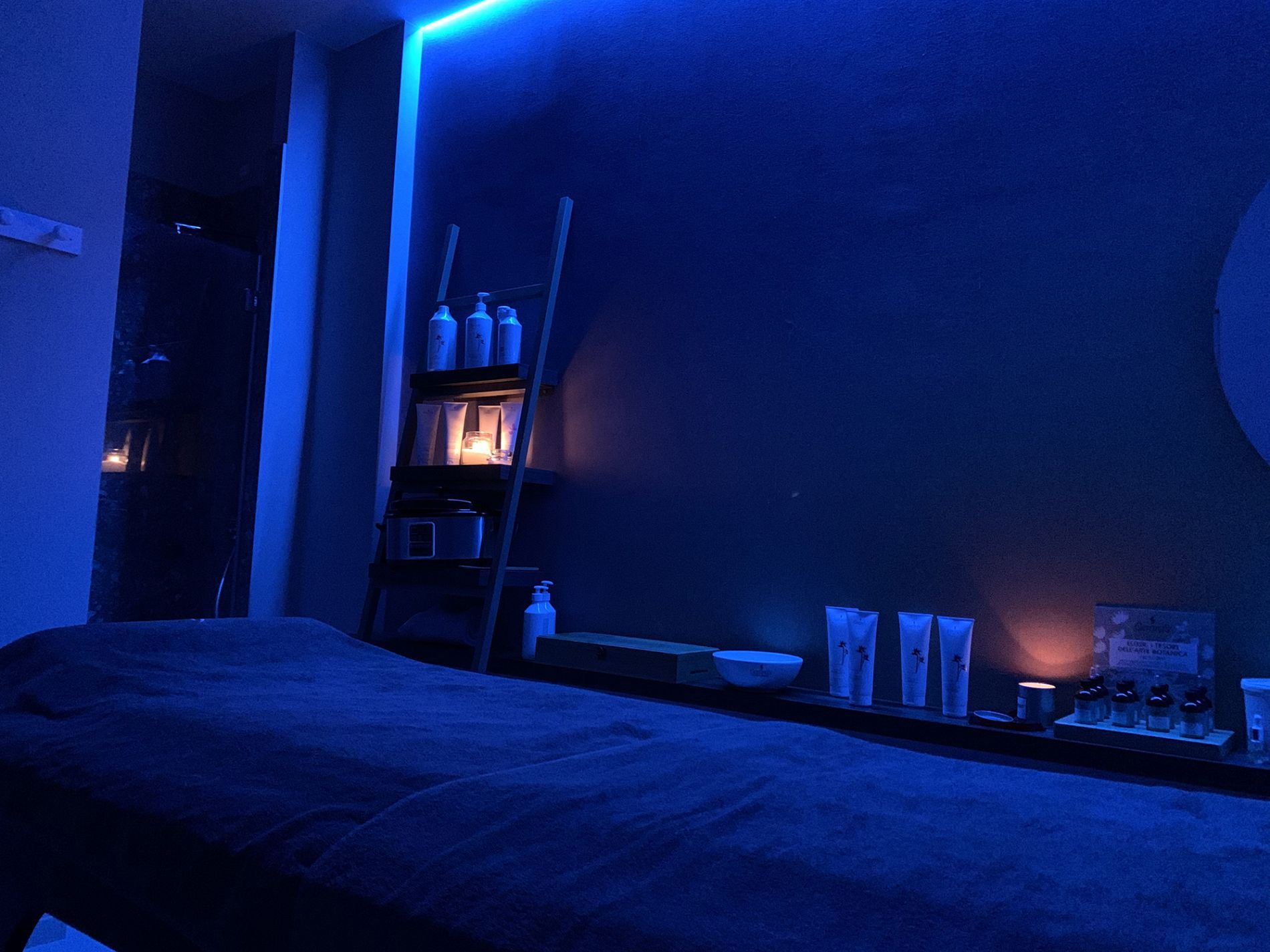 lettino da massaggio in un istituto di bellezza