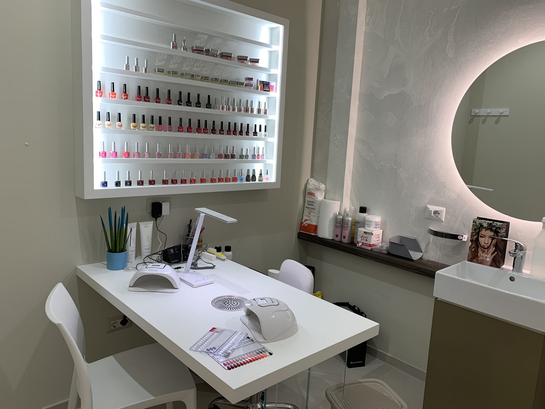 postazione per ricostruzione unghie