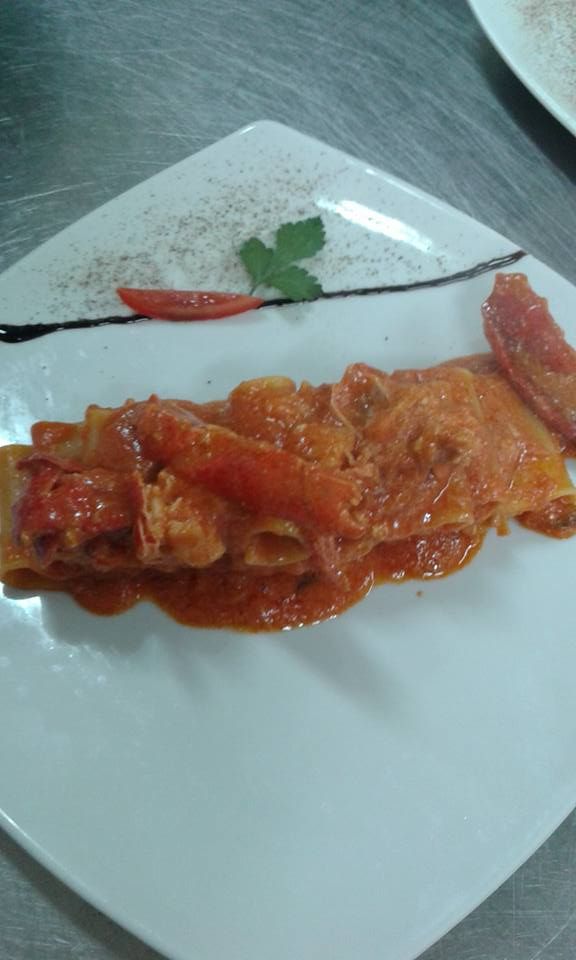 Lasagna con salsa rossa su un piatto bianco