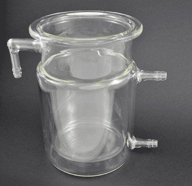 Matraccio Büchner in vetro con bracci laterali per filtrazione sotto vuoto, su sfondo scuro.