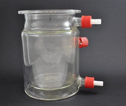 Reattore con camicia di vetro e valvole rosse.