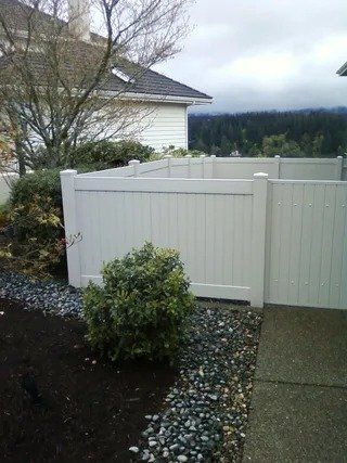 White vinyl fence - Vancouver, WA - DJ Fence Service