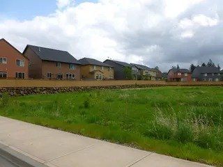 Lawn near residential homes - Vancouver, WA - DJ Fence Service