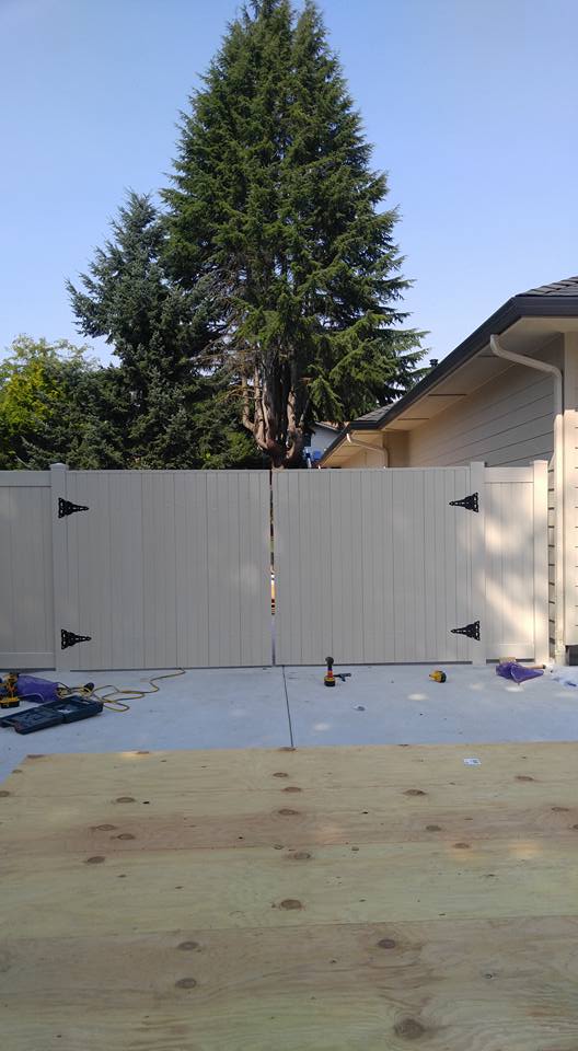White vinyl gate - Vancouver, WA - DJ Fence Service