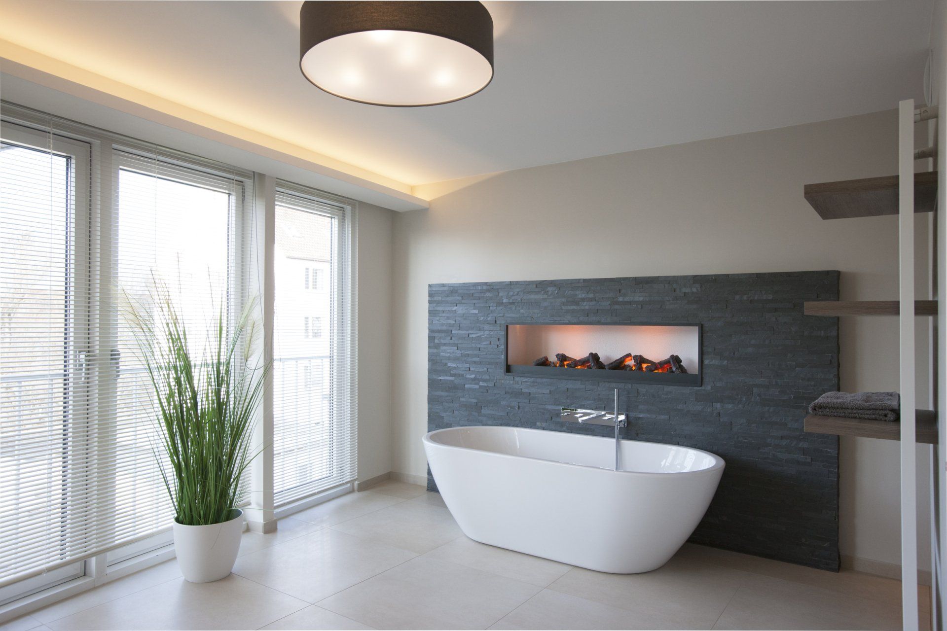 Badezimmer-Beleuchtung mit Lichtlinie