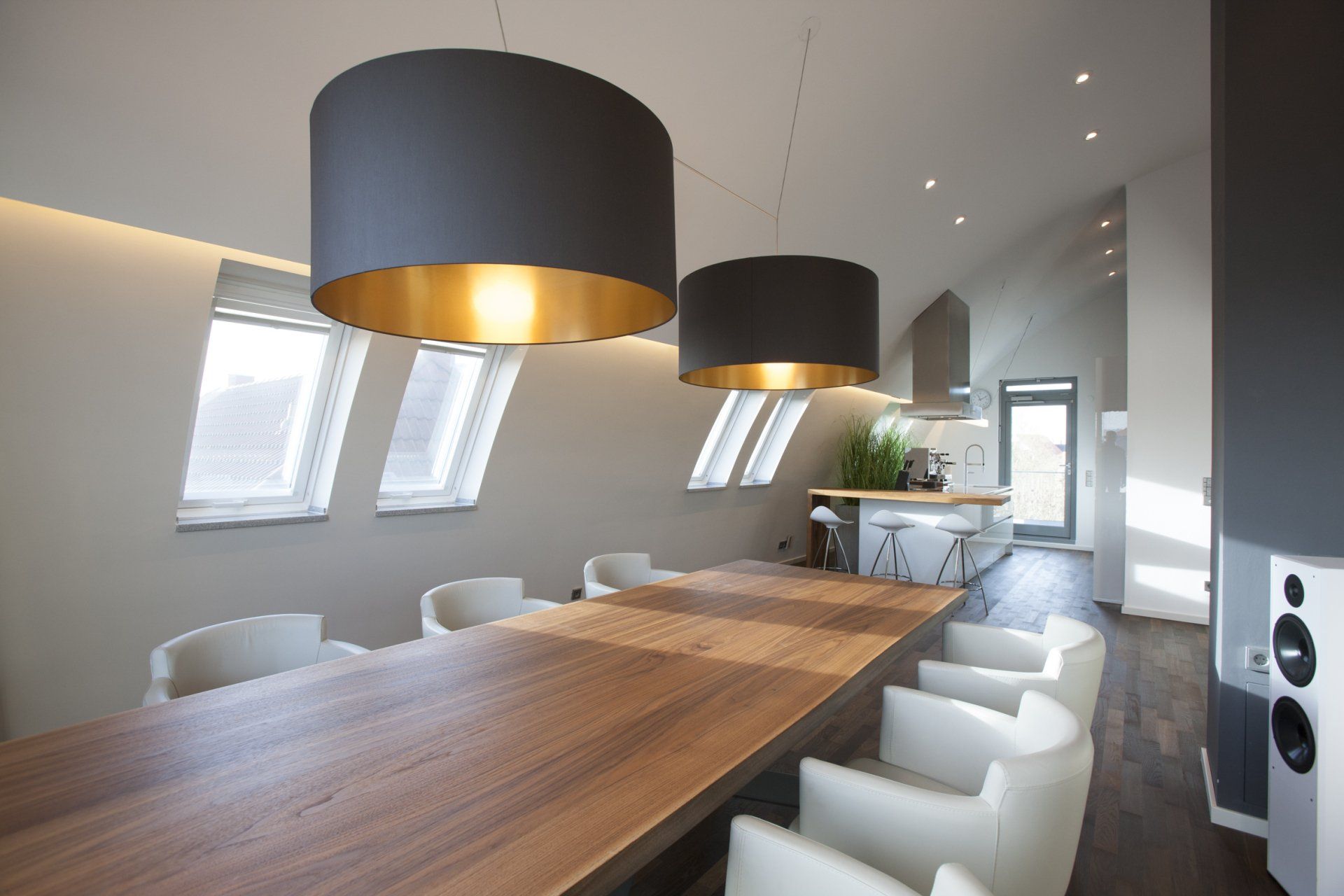 Lichtplanung Esszimmer mit Textilpendeln, Einbauspots und LED-Lichtlinie