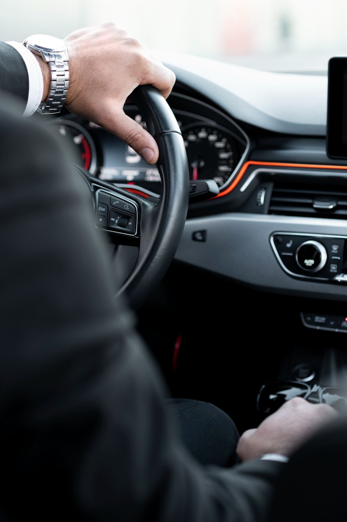 Un hombre está pegando una caja de cartón con cinta adhesiva.