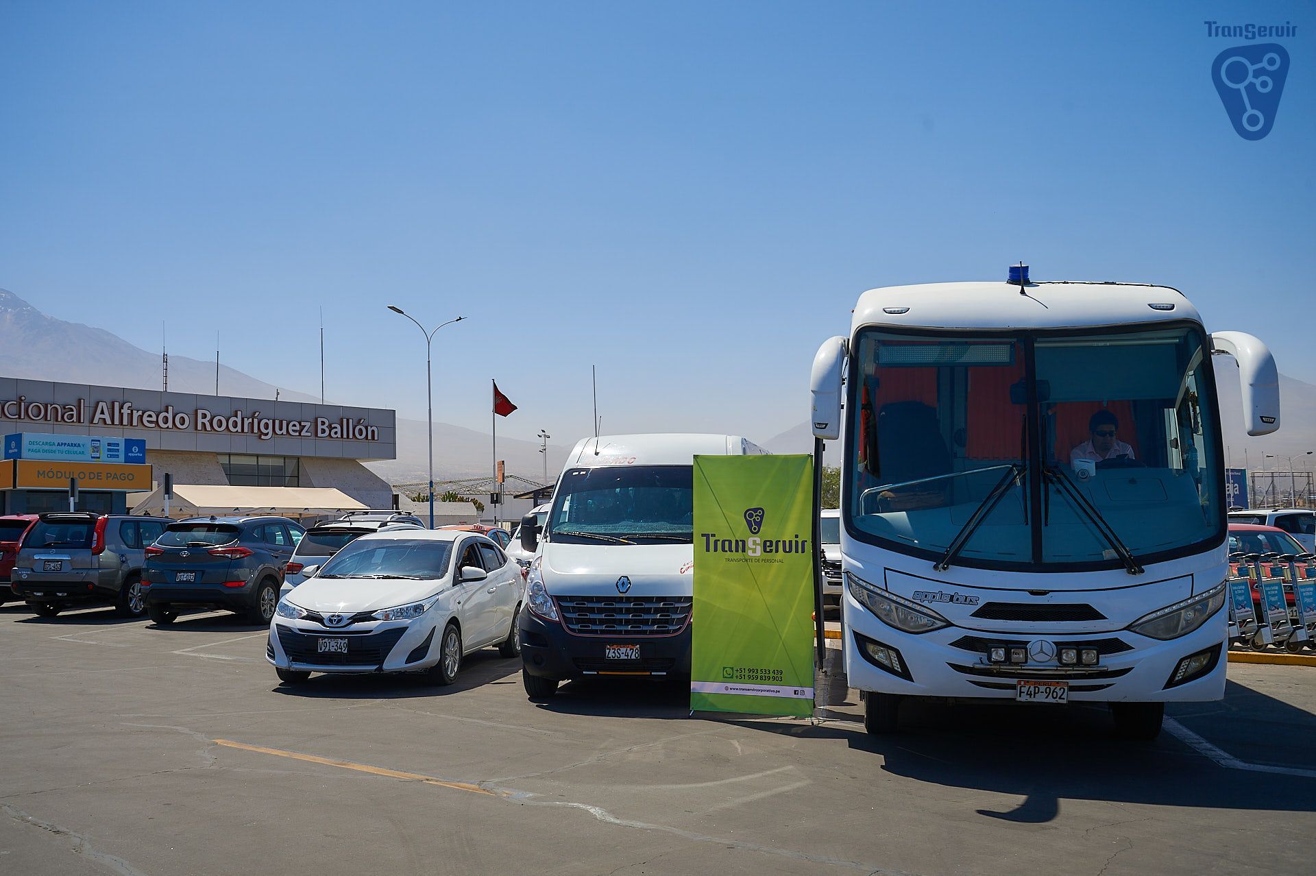Una caja de cartón con la tapa abierta sobre un fondo blanco.