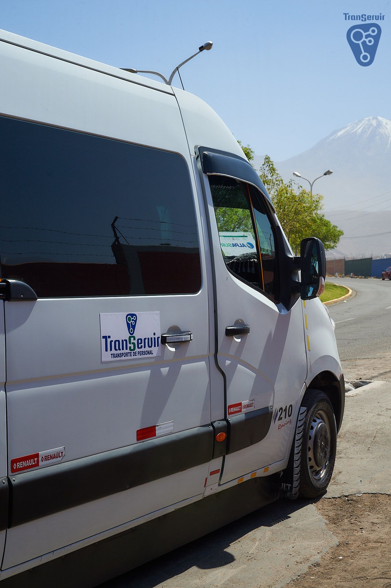 Un hombre está pegando una caja de cartón con cinta adhesiva.