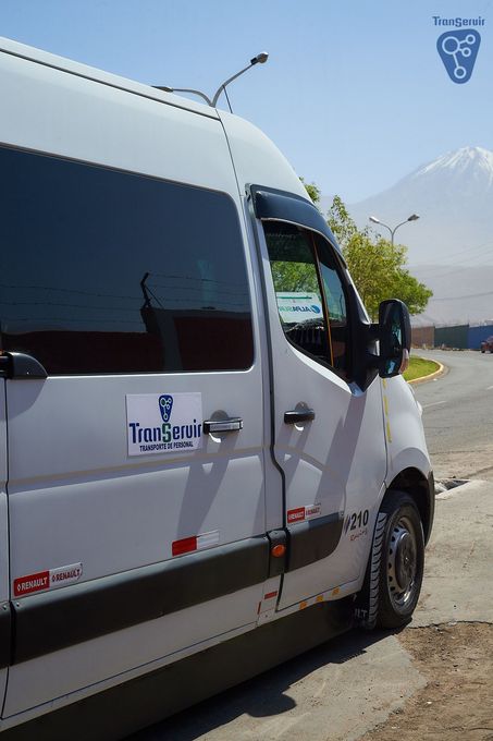 Un hombre está pegando una caja de cartón con cinta adhesiva.