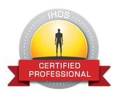 IHDS-gecertificeerd professioneel insigne met rood lint en silhouet op een gele achtergrond.