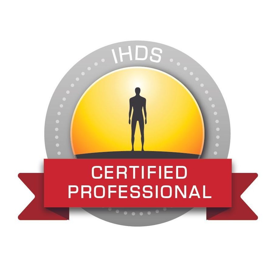 IHDS Certified Professional-badge met silhouet van een persoon op een oranje en grijze ronde zegel, rode lintbanner
