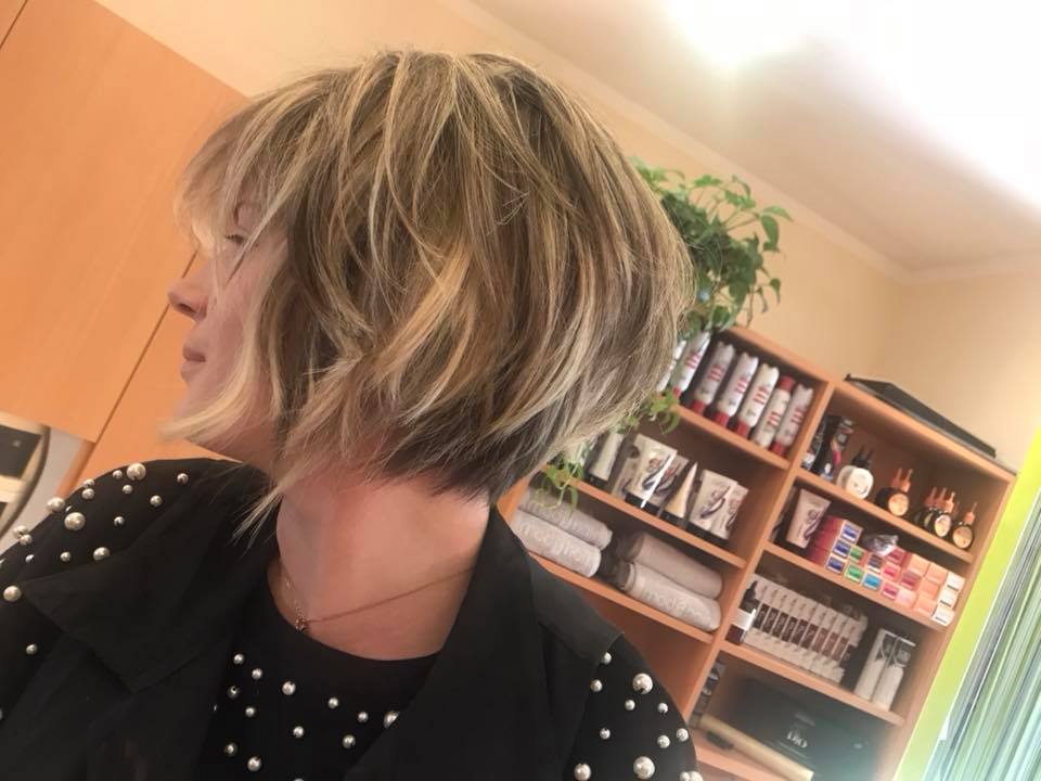 Taglio corto e liscio con colpi di sole