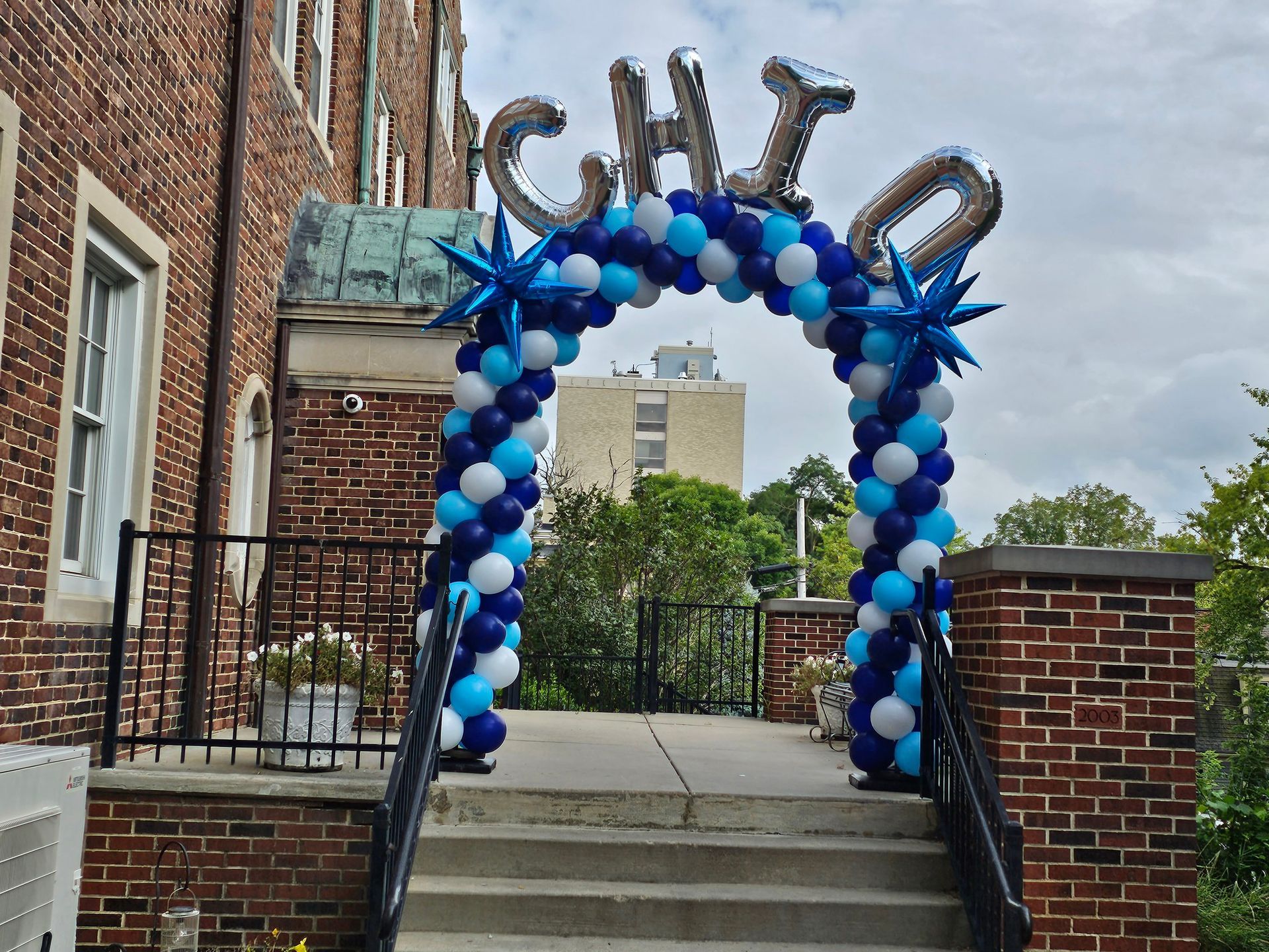 Total Length: 20ft
Style: Sprial
Colors: blue, light blue and white.
Specialty Balloons: Large foil letters and starbursts.