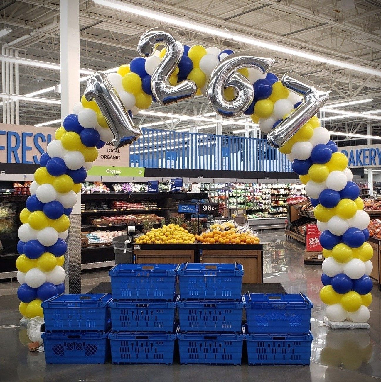 Total Length: 25ft
Style: stacked
Colors: blue, white and yellow.
Specialty Balloons: Large foil numbers.