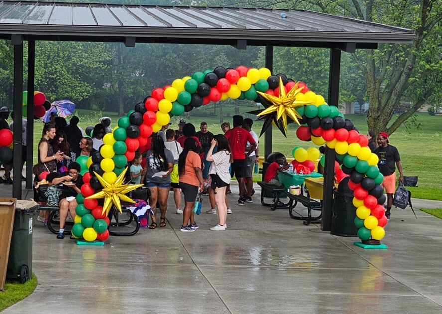 Total Length: 25ft
$375
Style: Sprial
Colors: red, green, yellow and black.
Specialty Balloons: starbursts.