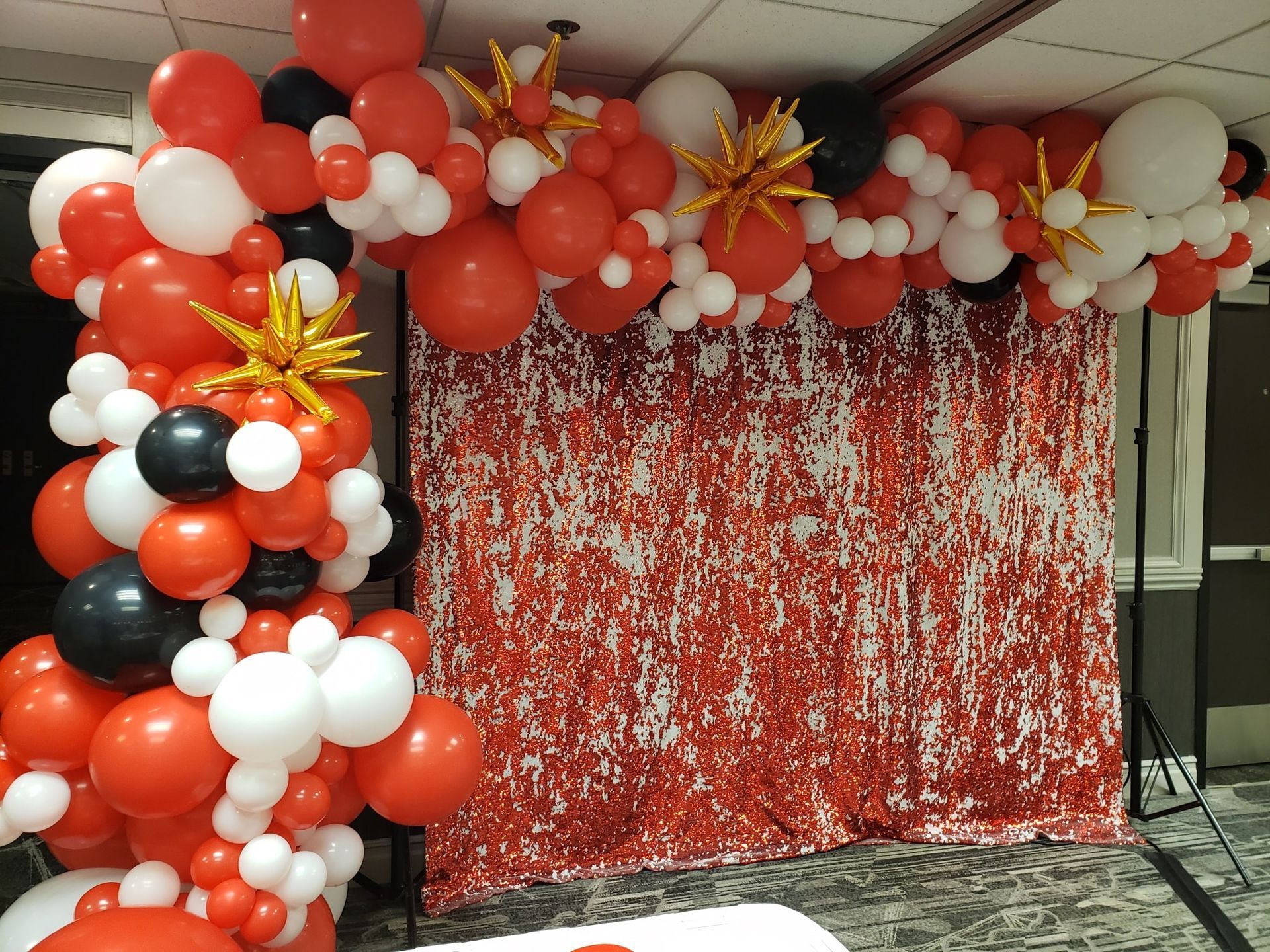 16ft UW Organic Garland.
16 total feet of garland.
Colors: red, gold, black and white.