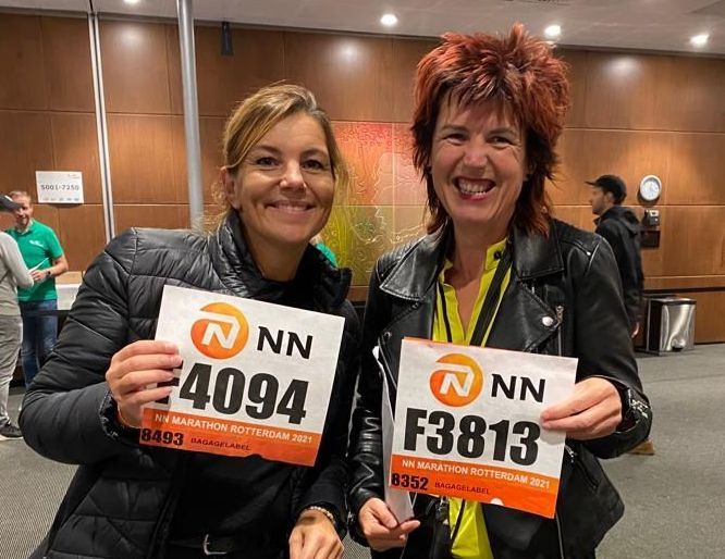 Twee vriendinnen  houden startbewijs rotterdam marathon omhoog 
