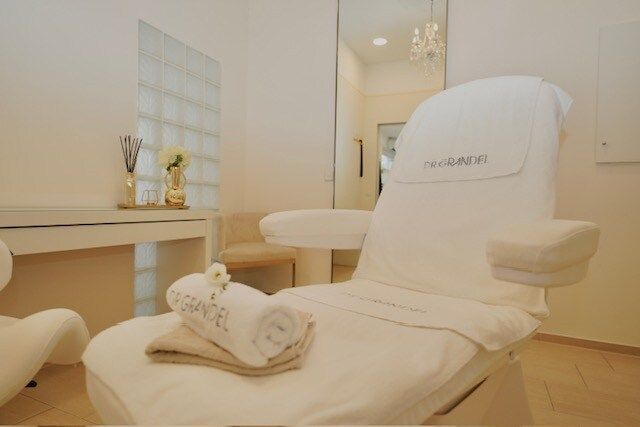 Ein weißer Stuhl in einem Zimmer mit Handtüchern darauf