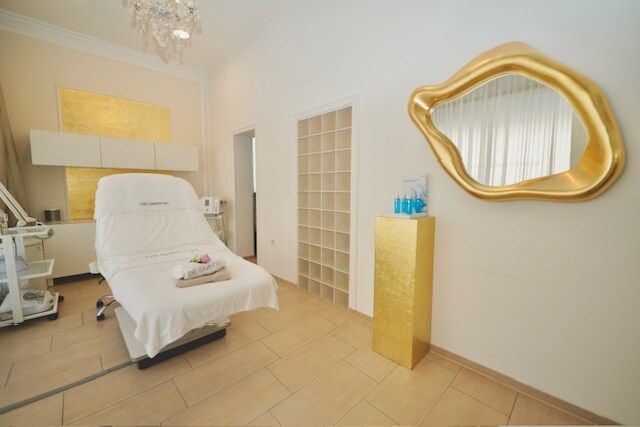 Ein Zimmer mit einem Bett und einem Spiegel an der Wand.